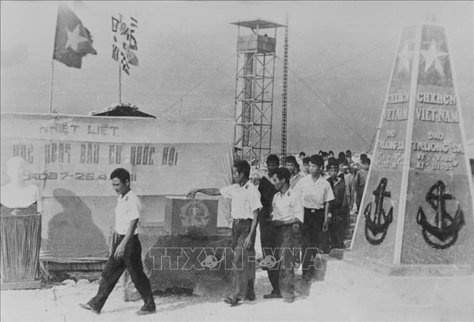 Trong ảnh: Cán bộ, chiến sĩ đảo Trường Sa bỏ phiếu bầu đại biểu Quốc hội khóa VII, ngày 26/4/1981. Ảnh: Huy Khánh-TTXVN