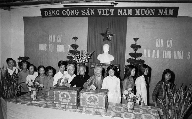 Trong ảnh: Đồng bào Thiên chúa giáo thuộc xứ đạo Phát Diệm (Hà Nam Ninh) bỏ phiếu bầu đại biểu Quốc hội khóa VII, ngày 26/4/1981. Ảnh: Trần Phác-TTXVN