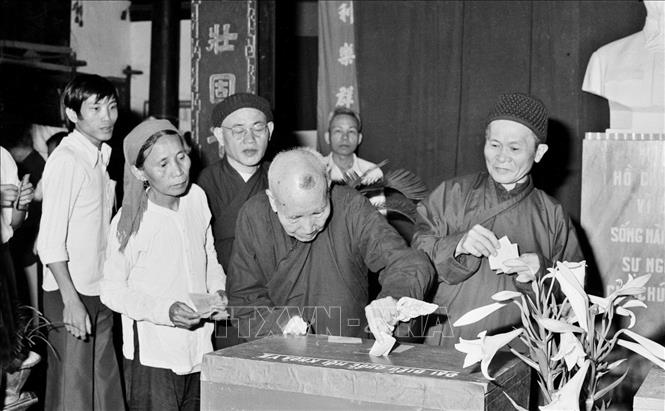 Trong ảnh: Các tăng ni, phật tử thuộc đơn vị bầu cử số 4, phường Hàng Trống, Hà Nội bỏ phiếu bầu đại biểu Quốc hội khóa VII, ngày 26/4/1981. Ảnh: Ngọc Quán-TTXVN