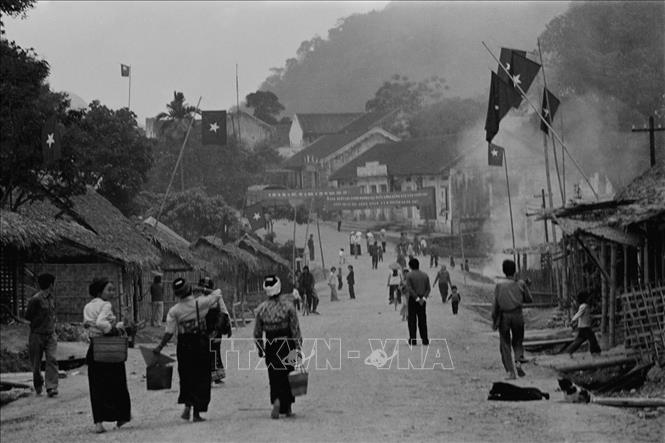 Trong ảnh: Nhân dân thị trấn Hồi Xuân (Quan Hóa, Thanh Hóa) chuẩn bị cho ngày bầu cử Quốc hội khóa VIII, ngày 19/4/1987. Ảnh: Trọng Nghiệp-TTXVN