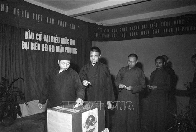 Trong ảnh: Các tăng ni chùa Quán Sứ, Hà Nội bỏ phiếu bầu đại biểu Quốc hội khóa VIII và HĐND các cấp, ngày 19/4/1987. Ảnh: Huy Khánh-TTXVN
