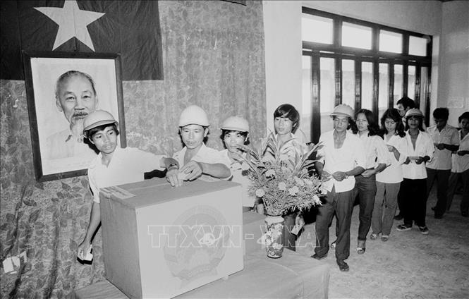 Trong ảnh: Cán bộ, công nhân Xí nghiệp liên doanh dầu khí Việt Xô bỏ phiếu bầu cử đại biểu Quốc hội khóa VIII và HĐND các cấp tại đơn vị bầu cử số 58, đặc khu Vũng Tàu - Côn Đảo. Ảnh: Nhật Tường-TTXVN