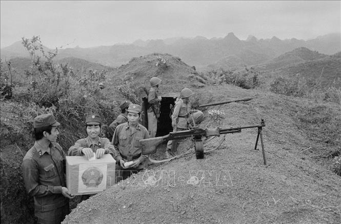 Trong ảnh: Cán bộ, chiến sĩ Đồn biên phòng 193 (Lạng Sơn) - Đơn vị anh hùng, bỏ phiếu bầu cử đại biểu Quốc hội khóa VIII ngay trên điểm tựa. Ảnh: Kim Hùng-TTXVN
