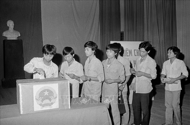 Trong ảnh: Sinh viên trường Đại học Bách khoa Hà Nội bỏ phiếu bầu cử đại biểu Quốc hội khóa VIII và HĐND các cấp sáng 19/4/1987. Ảnh: Đình Trân-TTXVN