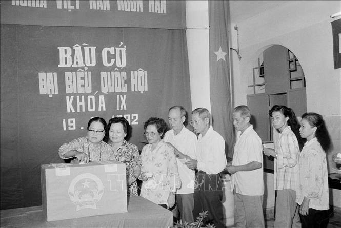Trong ảnh: Cử tri tại Khu vực bỏ phiếu số 1, phường Điện Biên (Ba Đình, Hà Nội) bỏ phiếu bầu cử đại biểu Quốc hội khóa IX. Ảnh: Kim Hùng-TTXVN