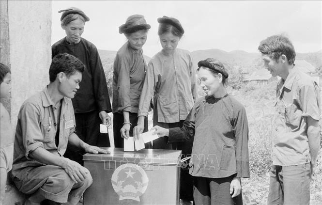 Trong ảnh: Đồng bào dân tộc Nùng (Đông Kinh, Lạng Sơn) bỏ phiếu bầu cử đại biểu Quốc hội khóa IX. Ảnh: Xuân Tuân-TTXVN