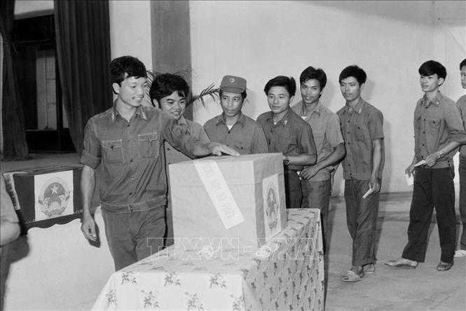 Trong ảnh: Cán bộ chiến sĩ Bộ Tư lệnh Quân khu Thủ đô bỏ phiếu bầu cử đại biểu Quốc hội khóa IX tại Khu vực bầu cử số 5 (Hoàn Kiếm, Hà Nội). Ảnh: TTXVN