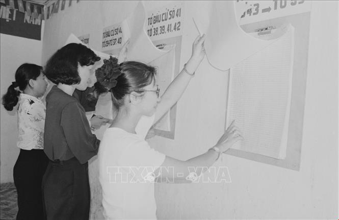 Trong ảnh: Cử tri phường 6, quận 3, TP.HCM tìm hiểu danh sách bầu cử Quốc hội khóa X. Ảnh: Tứ Hải-TTXVN