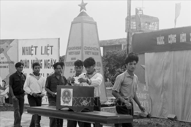 Trong ảnh: Cán bộ chiến sĩ đảo Trường Sa (Khánh Hòa) bỏ phiếu bầu cử đại biểu Quốc hội khóa X, ngày 20/7/1997. Ảnh: Ngô Mỹ-TTXVN.