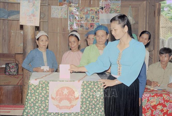 Trong ảnh: Đồng bào dân tộc Mường, xã Hào Lý, huyện Đà Bắc, Hòa Bình bỏ phiếu bầu cử đại biểu Quốc hội khóa X. Ảnh: Phùng Triệu-TTXVN