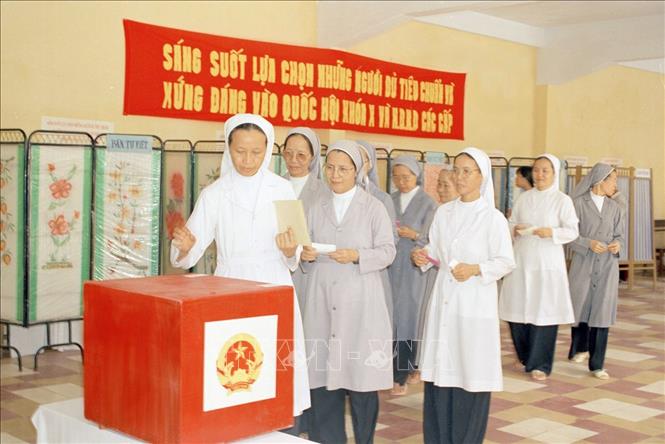 Trong ảnh: Các nữ tu ở Tu viện Thánh Tâm bỏ phiếu bầu cử đại biểu Quốc hội khóa X tại phường Hải Châu, Đà Nẵng. Ảnh: Công Điền-TTXVN
