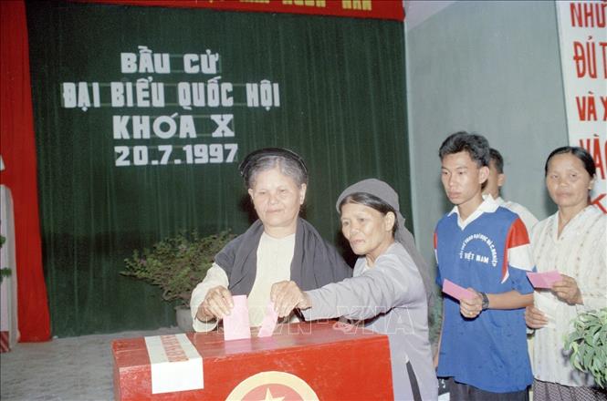 Trong ảnh: Nhân dân xã Gia Thụy, Gia Lâm, Hà Nội bỏ phiếu bầu cử đại biểu Quốc hội khóa X. Ảnh: Trọng Nghiệp-TTXVN
