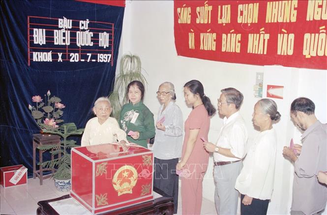 Trong ảnh: Cử tri phường Đồng Xuân (Hoàn Kiếm, Hà Nội) bỏ phiếu bầu cử đại biểu Quốc hội khóa X. Ảnh: Trần Tuấn-TTXVN