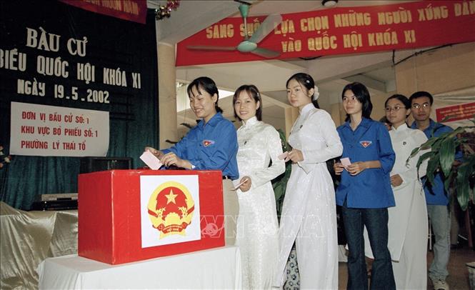 Trong ảnh: Cử tri trẻ phường Lý Thái Tổ, Hà Nội bỏ phiếu bầu đại biểu Quốc hội khóa XI. Ảnh: Đình Trân-TTXVN.