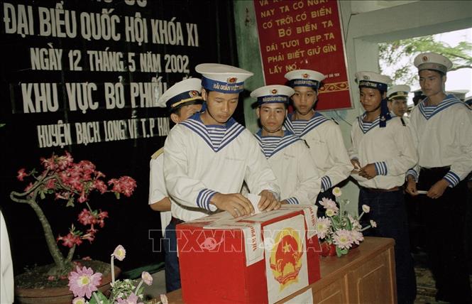 Trong ảnh: Cán bộ chiến si huyện đảo Bạch Long Vĩ (Hải Phòng) bỏ phiếu bầu đại biểu Quốc hội khóa XI tại khu vực bỏ phiếu số 1. Ảnh: Đình Trân -TTXVN.
