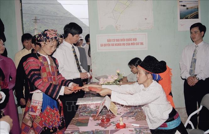 Trong ảnh: Nhân dân huyện Mèo Vạc, Hà Giang đi bầu cử đại biểu Quốc hội khóa XI. Ảnh: Nguyễn Khang-TTXVN.