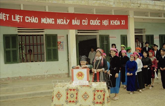 Trong ảnh: Nhân dân huyện Yên Minh, Hà Giang bỏ phiếu bầu đại biểu Quốc hội khóa XI. Ảnh: Nguyễn Khang-TTXVN.