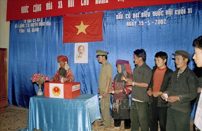 Trong ảnh: Nhân dân xã Lũng Cú, huyện Đồng Văn, Hà Giang bỏ phiếu bầu cử đại biểu Quốc hội khóa XI. Ảnh: Nguyễn Khang-TTXVN