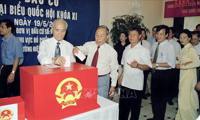 Trong ảnh: Nhân dân phường Điện Biên (Ba Đình, Hà Nội) bỏ phiếu bầu đại biểu Quốc hội khóa XI. Ảnh: Thế Thuần-TTXVN.