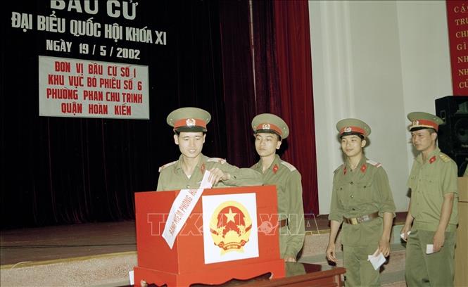 Trong ảnh: Cán bộ chiến sĩ Quân khu Thủ đô bỏ phiếu bầu đại biểu Quốc hội khóa XI tại đơn vị bầu cử số 1, khu vực bỏ phiếu số 6, Phường Phan Chu Trinh, Hà Nội. Ảnh: Tiến Ất-TTXVN.