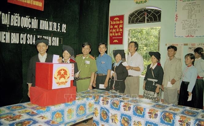 Trong ảnh: Đồng bào các dân tộc xã Toàn Sơn, huyện Đà Bắc, Hòa Bình bỏ phiếu bầu đại biểu Quốc hội khóa XI. Ảnh: Trung Dung-TTXVN.