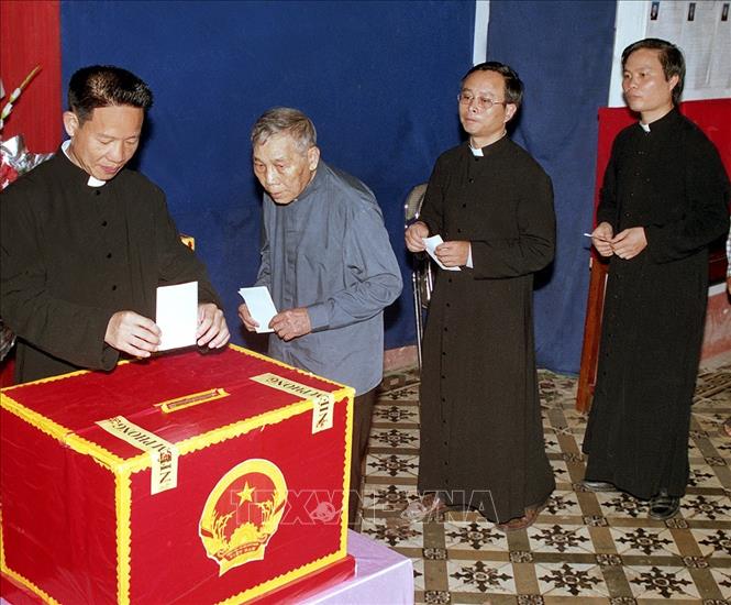 Trong ảnh: Các vị chức sắc thuộc Giáo xứ Chính Tòa Phát Diệm bỏ phiếu bầu cử đại biểu Quốc hội khóa XII tại khu vực bỏ phiếu số 6 ngày 20/05/2007. Ảnh: Hữu Việt-TTXVN