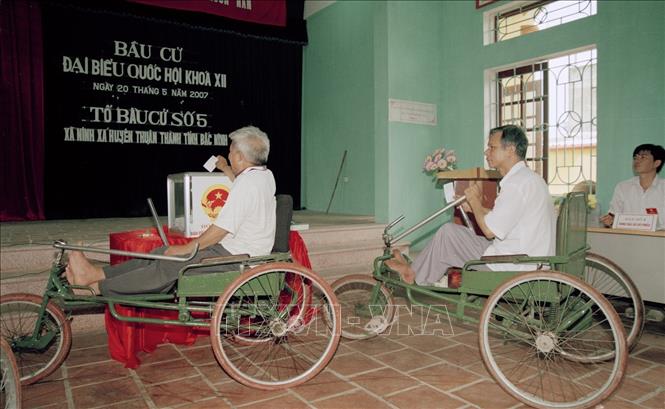 Trong ảnh: Cử tri là thương binh nặng đang điều trị tại Trung tâm điều dưỡng thương binh nặng Thuận Thành (Bắc Ninh) bỏ phiếu bầu cử đại biểu Quốc hội khóa XII. Ảnh: Hữu Việt-TTXVN.