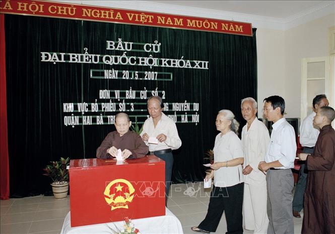Trong ảnh: Cử tri phường Nguyễn Du (Hà Nội) bỏ phiếu bầu cử đại biểu Quốc hội khóa XII, ngày 20/5/2007. Ảnh: ĐÌnh Trân-TTXVN.