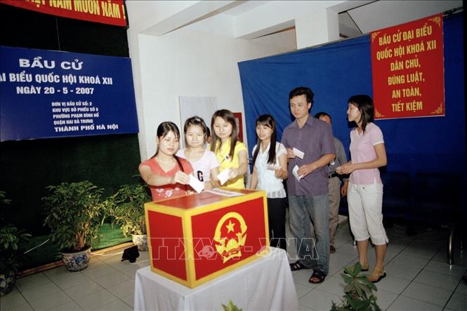 Trong ảnh: Cử tri trẻ phường Phạm Đình Hồ (Hà Nội) lần đầu đi bỏ phiếu bầu cử đại biểu Quốc hội khóa XII, ngày 20/5/2007. Ảnh: ĐÌnh Trân-TTXVN.