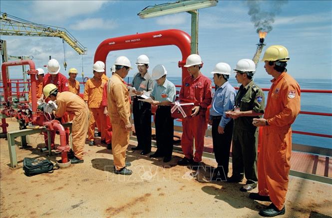 Trong ảnh: Cử tri Xí nghiệp Liên doanh Vietsopetro bỏ phiếu bầu đại biểu Quốc hội khóa XII ở thùng phiếu lưu động trên giàn công nghệ trung tâm. Ảnh: Hà Thái -TTXVN.