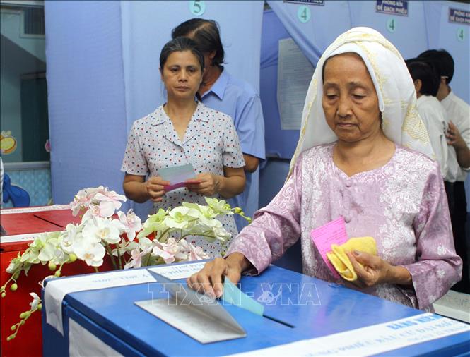 Trong ảnh: Người Chăm tại TP.Hồ Chí Minh bỏ phiếu bầu đại biểu Quốc hội khóa XIII và đại biểu HĐND các cấp nhiệm kỳ 2011-2016. Ảnh: TTXVN