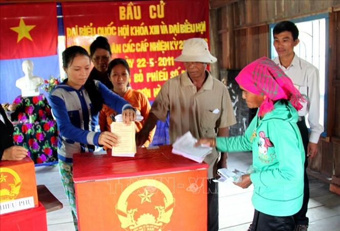Trong ảnh: Đồng bào dân tộc Ê đê ở buôn Khăm, xã Krông Pa (tỉnh Phú Yên) bỏ phiếu bầu đại biểu Quốc hội khóa XIII và đại biểu HĐND các cấp nhiệm kỳ 2011-2016. Ảnh: Thế Lập - TTXVN