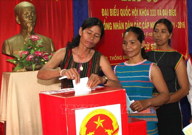 Trong ảnh: Cử tri người dân tộc Ba Na bỏ phiếu bầu đại biểu Quốc hội khóa XIII và đại biểu HĐND các cấp nhiệm kỳ 2011-2016 tại tổ bầu cử số 7, phường Thống Nhất, TP Kon Tum (tỉnh Kon Tum). Ảnh: Trần Lê Lâm - TTXVN