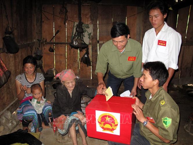 Trong ảnh: Bà Chang Thị Dở, 70 tuổi, ở bản Nùng Nàng, xã Nùng Nàng, huyện Tam Đường (tỉnh Lai Châu) vừa già yếu, lại bị mù lòa nhiều năm nay, được tổ bầu cử mang hòm phiếu lưu động đến tận nhà để bỏ phiếu bầu đại biểu Quốc hội khóa XIII và đại biểu HĐND các cấp nhiệm kỳ 2011-2016. Ảnh: Nguyễn Công Hải - TTXVN