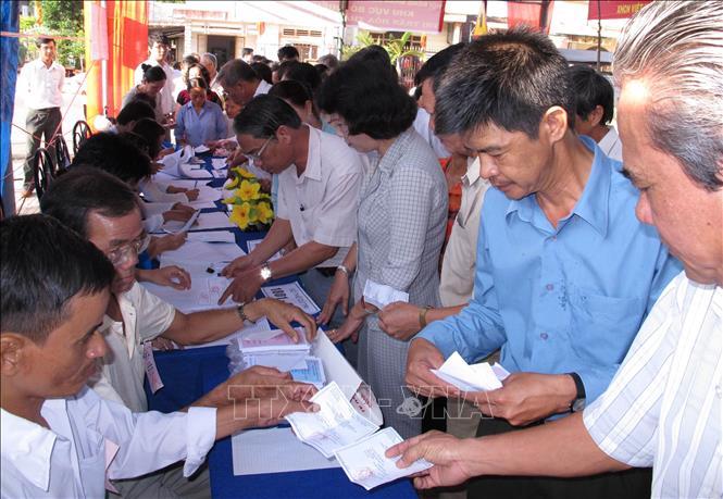 Trong ảnh: Cử tri Hội thánh Cao Đài tại huyện Hòa Thành (Tây Ninh) đi bỏ phiếu bầu đại biểu Quốc hội khóa XIII và đại biểu HĐND các cấp nhiệm kỳ 2011-2016. Ảnh: Phương Vy-TTXVN
