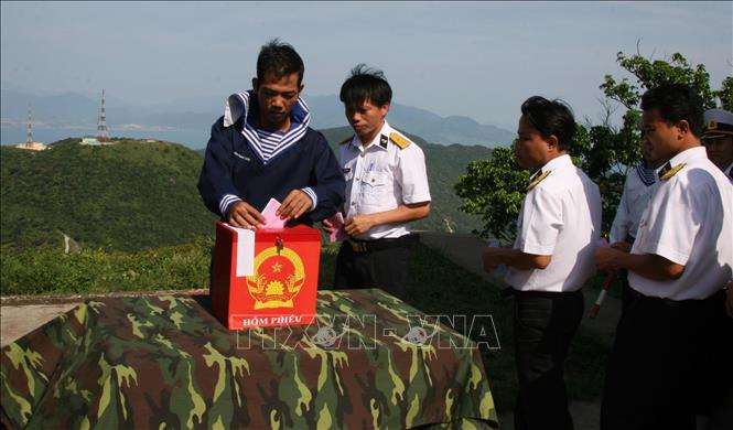 Trong ảnh: Cán bộ chiến sĩ Trạm Rađa 545, Tiểu đoàn 351, Vùng C Hải quân bỏ phiếu bầu đại biểu Quốc hội khóa XIII và đại biểu HĐND các cấp nhiệm kỳ 2011-2016, sáng 22/5/2011. Ảnh: Văn Sơn - TTXVN