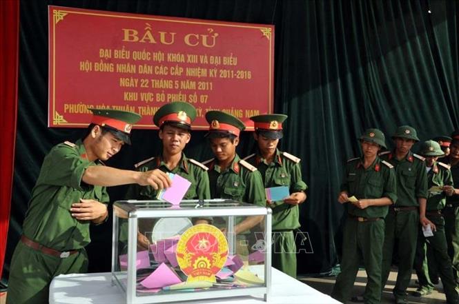 Trong ảnh: Lực lượng bộ đội tỉnh Quảng Nam bỏ phiếu bầu đại biểu Quốc hội khóa XIII và đại biểu HĐND các cấp nhiệm kỳ 2011-2016 tại Khu vực bỏ phiếu số 7, phường Hòa Thuận, TP Tam Kỳ, Quảng Ngãi, sáng 22/5/2011. Ảnh: Trần Tĩnh - TTXVN
