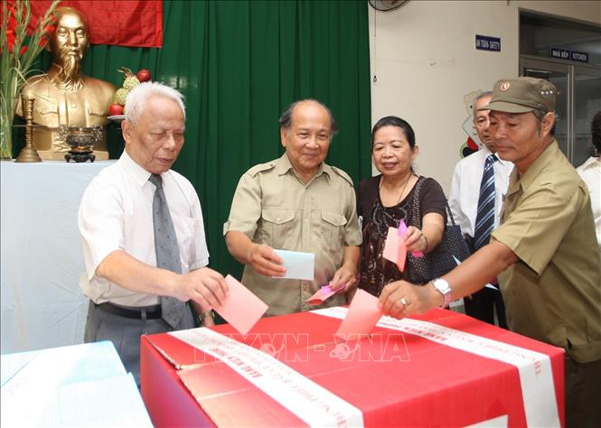 Cử tri bỏ phiếu bầu đại biểu Quốc hội khóa XIII và đại biểu HĐND các cấp nhiệm kỳ 2011-2016 tại đơn vị bầu cử số 7, khu vực Phú Mỹ Hưng (TP HCM). Ảnh: Quang Nhựt - TTXVN