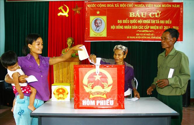 Trong ảnh: Cử tri huyện Hướng Hóa, Quảng Trị bỏ phiếu bầu đại biểu Quốc hội khóa XIII và đại biểu HĐND các cấp nhiệm kỳ 2011-2016. Ảnh: Hồ Cầu-TTXVN