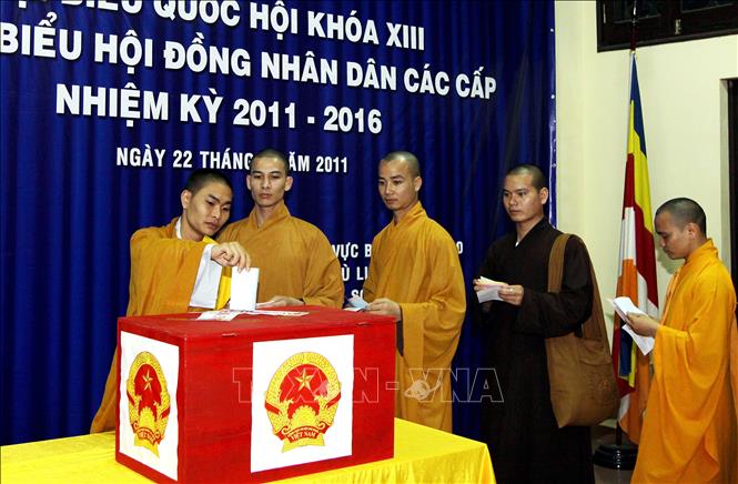 Trong ảnh: Các tu sĩ, tăng, ni sinh thực hiện nghĩa vụ công dân tại khu vực bỏ phiếu số 20, xã Phù Linh, huyện Sóc Sơn, bầu đại biểu Quốc hội khóa XIII và đại biểu HĐND các cấp nhiệm kỳ 2011-2016. Ảnh: Nguyễn Dân - TTXVN