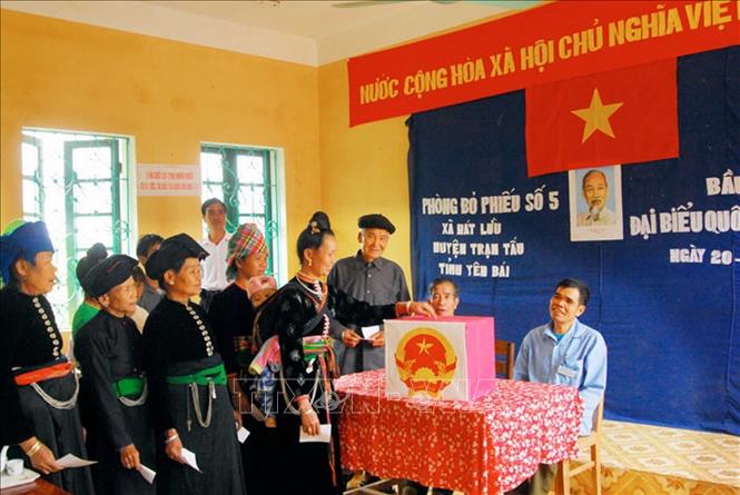 Trong ảnh: Đồng bào Thái bản Hát Lừu, huyện Trạm Tấu, Yên Bái đi bầu cử đại biểu Quốc hội khóa XII sáng 20/5/2007. Ảnh: Thanh Hà - TTXVN