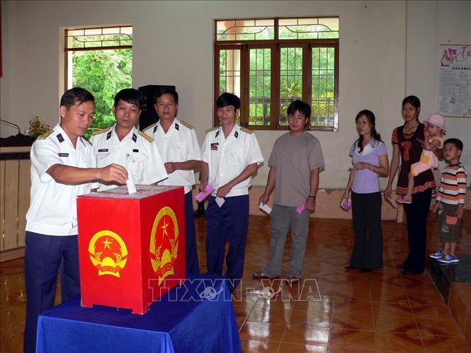 Trong ảnh: Quân và dân huyện đảo Trường Sa (tỉnh Khánh Hòa) bỏ phiếu bầu cử Đại biểu Quốc hội khóa XII. Ảnh: Tiến Minh- TTXVN