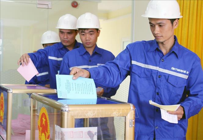 Trong ảnh: Công nhân Công ty Than Mạo Khê – TKV bỏ phiếu bầu cử đại biểu Quốc hội khóa XIV tại tổ bầu cử số 18 phường Mạo Khê, thị xã Đông Triều, tỉnh Quảng Ninh. Ảnh: Văn Đức-TTXVN
