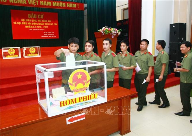Trong ảnh: Lãnh đạo Bộ Công an và cán bộ, chiến sĩ của lực lượng Công an nhân dân đến bỏ phiếu bầu đại biểu Quốc hội khoá XIV và đại biểu Hội đồng nhân dân các cấp nhiệm kỳ 2016- 2021 tại Khu vực bỏ phiếu số 8, phường Trần Hưng Đạo, quận Hoàn Kiếm, thành phố Hà Nội. Ảnh: Doãn Tấn -TTXVN