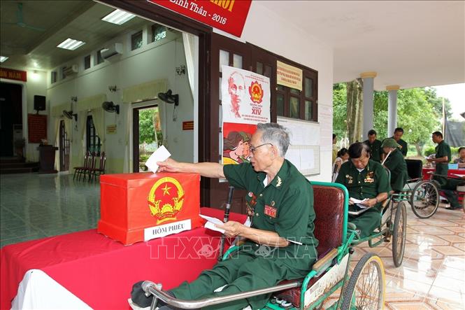 Trong ảnh: Thương binh đang điều dưỡng tại Trung tâm điều dưỡng thương binh Duy Tiên (tỉnh Hà Nam) bỏ phiếu bầu cử đại biểu Quốc hội khóa XIV. Ảnh: Quốc Khánh – TTXVN
