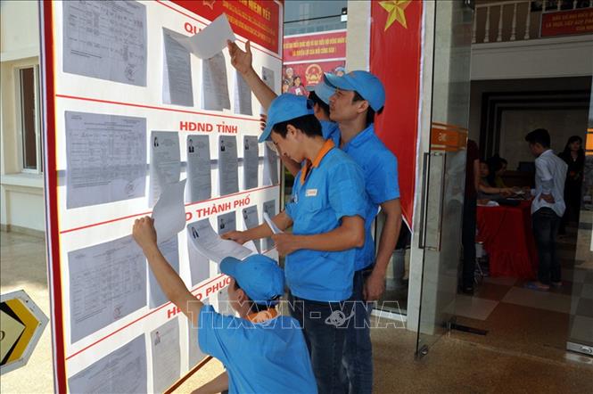 Trong ảnh: Công nhân Nhà máy Dệt Texhong - Ngân Long (Đài Loan-Trung Quốc) tìm hiểu danh sách cử tri chuẩn bị bầu cử đại biểu Quốc hội khóa XIV tại nơi làm việc trong Khu công nghiệp Hải Yên, thành phố Móng Cái, tỉnh Quảng Ninh. Ảnh: Văn Đức - TTXVN