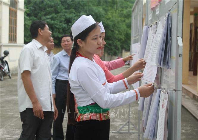 Trong ảnh: Người dân tộc Mường ở xã miền núi Cúc Phương, huyện Nho Quan, tỉnh Ninh Bình xem bảng niêm yết danh sách cử tri bầu cử đại biểu Quốc hội khóa XIV. Ảnh: Thùy Dung - TTXVN
