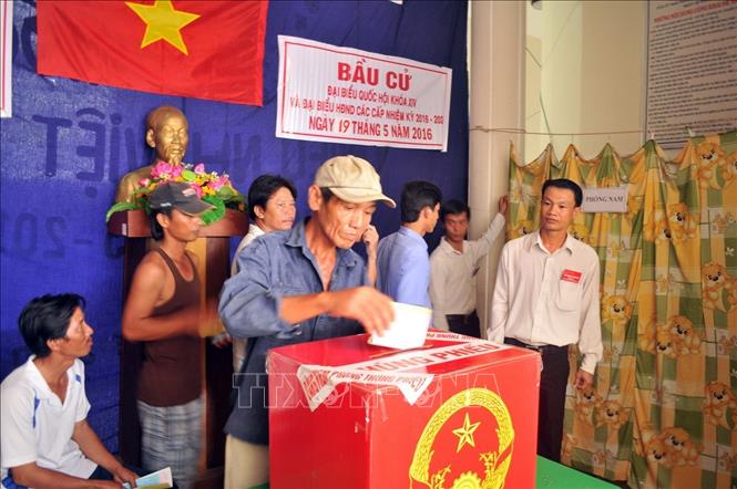 Trong ảnh: Ngư dân xã đảo Thổ Chu (Kiên Giang) bỏ phiếu bầu cử đại biểu Quốc hội khóa XIV, sáng 19/05/2016. Ảnh: Lê Sen - TTXVN

