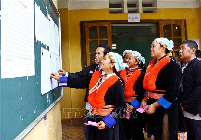Trong ảnh: Cử tri dân tộc tại tổ bầu cử số 1, xã Thái Học, huyện Nguyên Bình (tỉnh Cao Bằng) tìm hiểu thông tin các ứng cử viên trước khi bầu cử đại biểu Quốc hội khóa XIV. Ảnh: Minh Quyết – TTXVN


