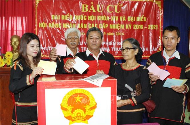 Trong ảnh: Cử tri đồng bào Ê đê buôn Ako Dhong (Đắk Lắk) bỏ phiếu bầu cử đại biểu Quốc hội khóa XIV. Ảnh: Dương Giang - TTXVN


